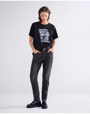 Camiseta negra con texto... 2