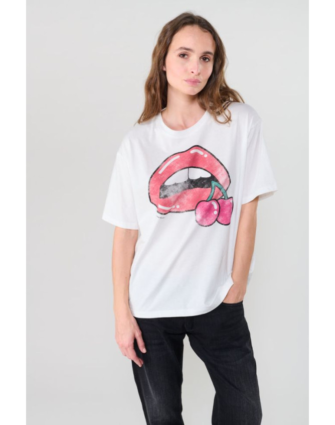 Camiseta blanca con estampado labios...