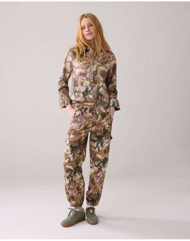 Pantalón cargo de camuflaje y flores...
