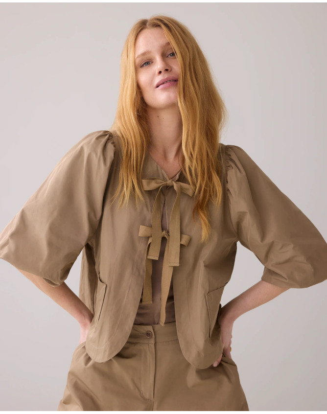 Chaqueta blusa con cierre de lazo...