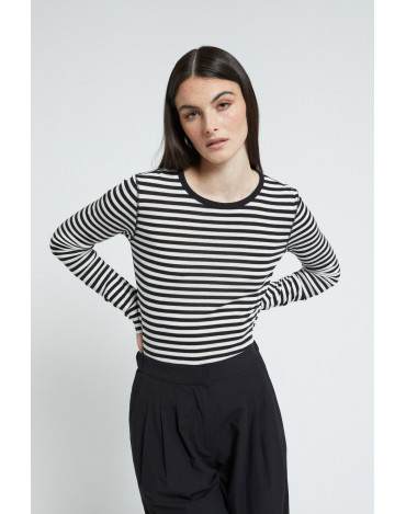 Camiseta de rayas y manga... 2