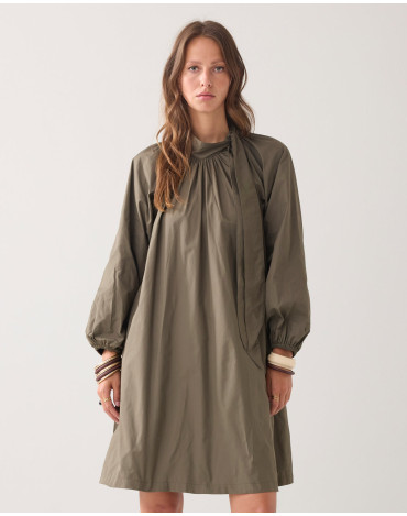 VESTIDO DE TAFETÁN DE CORTE... 2