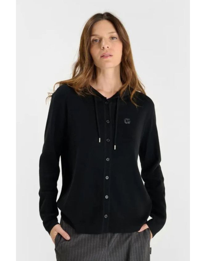 Chaqueta negra de punto con capucha...